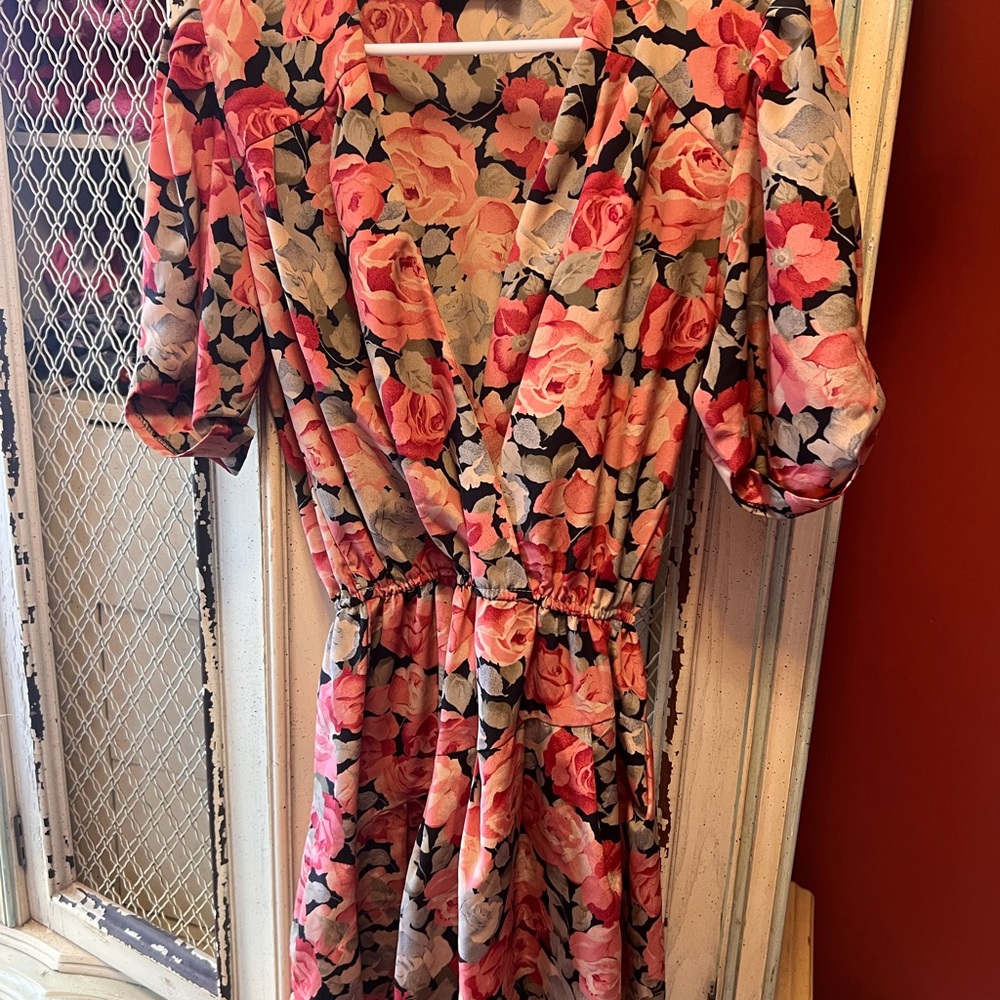 Chic Floral Midi Dress in Pink and Black